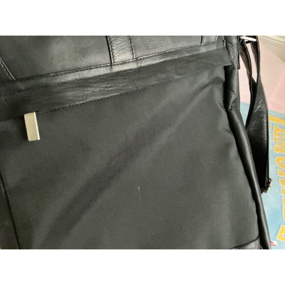 Le Donne Leather Simple Flap Over Crossbody Bag Black - Picture 14 of 16